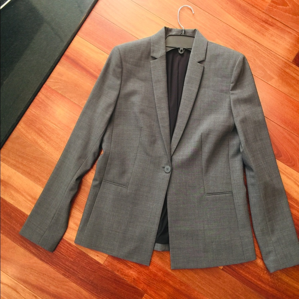 Women’s Elie Tahari Grey Blazer Size 4. Wool blend
